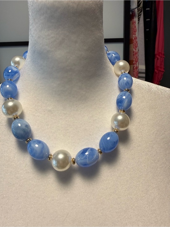 None Jewelry - Blue Swirl Beaded Necklace with Pearl Accents nwot